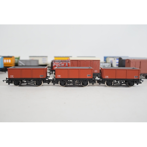 220 - Good Selection of OO Gauge Transporters and Containers. To include Lima motorail transporter, Hornby... 