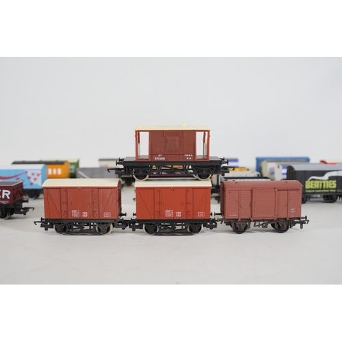 220 - Good Selection of OO Gauge Transporters and Containers. To include Lima motorail transporter, Hornby... 