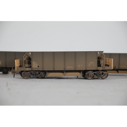 223 - 3 Bachmann YGH sealions DB982624 OO Gauge. 2 have minor issues to mention, 1 is missing a connector ... 