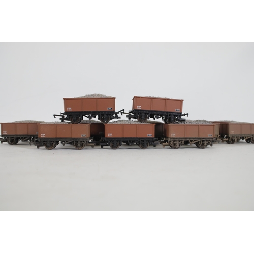 226 - 15 Hornby 26 Ton Stone Carriers Brown Weathered Editions, included oo gauge. 1 is missing a connecto... 