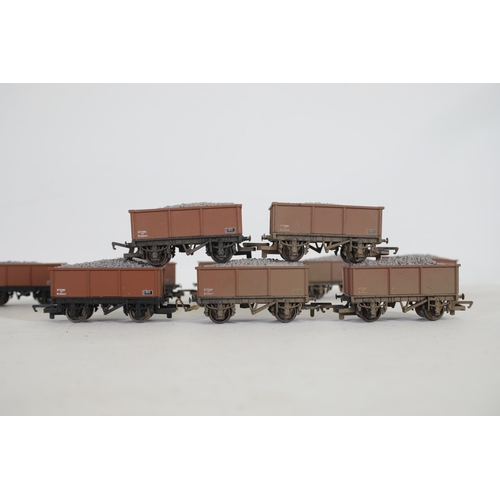 226 - 15 Hornby 26 Ton Stone Carriers Brown Weathered Editions, included oo gauge. 1 is missing a connecto... 