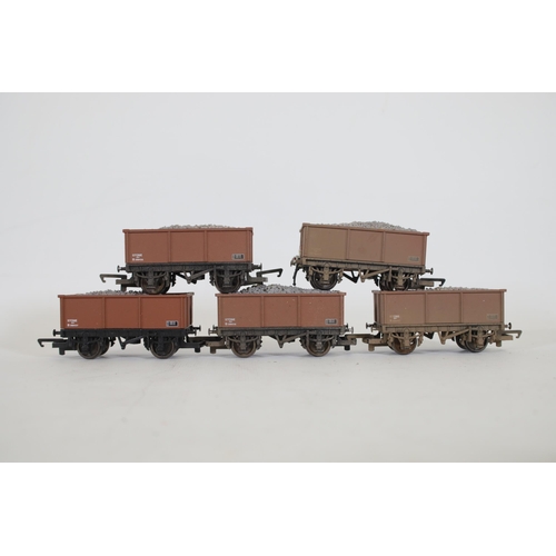 226 - 15 Hornby 26 Ton Stone Carriers Brown Weathered Editions, included oo gauge. 1 is missing a connecto... 