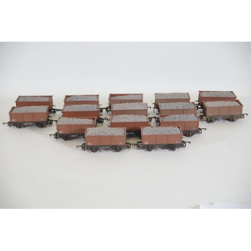 226 - 15 Hornby 26 Ton Stone Carriers Brown Weathered Editions, included oo gauge. 1 is missing a connecto... 