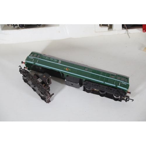 230 - Hornby Railways Electric Train Set and Operating Mail Coach set OO Gauge. The Hornby Electric Train ... 