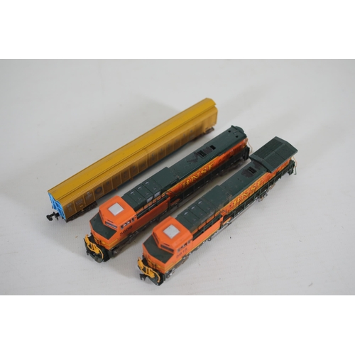 242 - 2 N Gauge Locomotives KATO BNSF 5608 5615 plus Dapol blue circle carriage. The Dapol carriage is mis... 