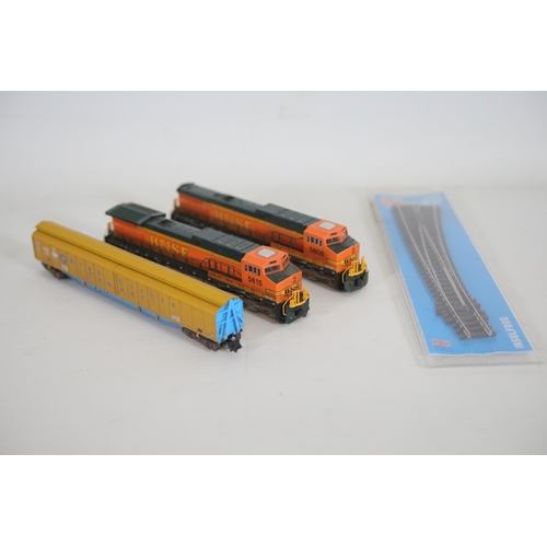 242 - 2 N Gauge Locomotives KATO BNSF 5608 5615 plus Dapol blue circle carriage. The Dapol carriage is mis... 