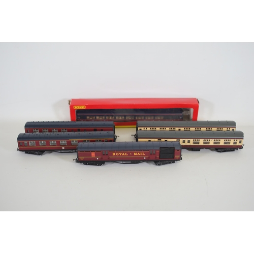 246 - 6 OO gauge carriages by Hornby and lima royal mail and first class GNER. 4 carriages are made by Hor... 