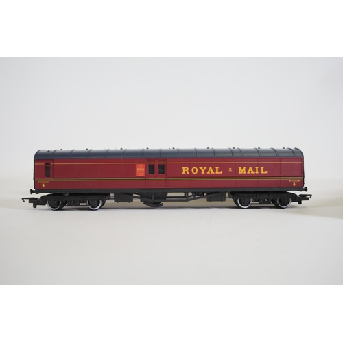 246 - 6 OO gauge carriages by Hornby and lima royal mail and first class GNER. 4 carriages are made by Hor... 