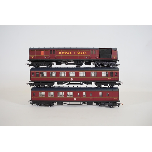 246 - 6 OO gauge carriages by Hornby and lima royal mail and first class GNER. 4 carriages are made by Hor... 