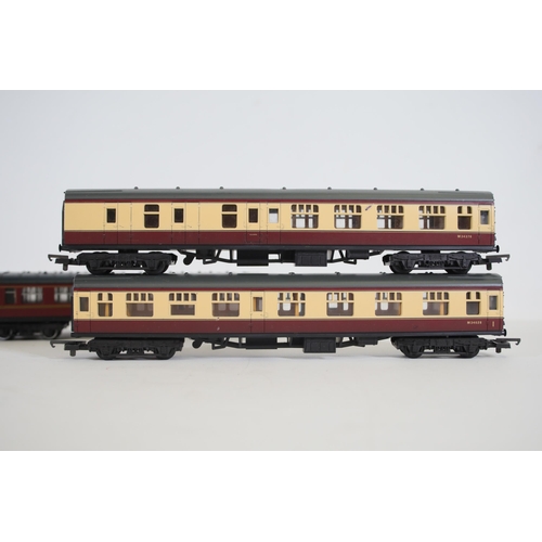 246 - 6 OO gauge carriages by Hornby and lima royal mail and first class GNER. 4 carriages are made by Hor... 