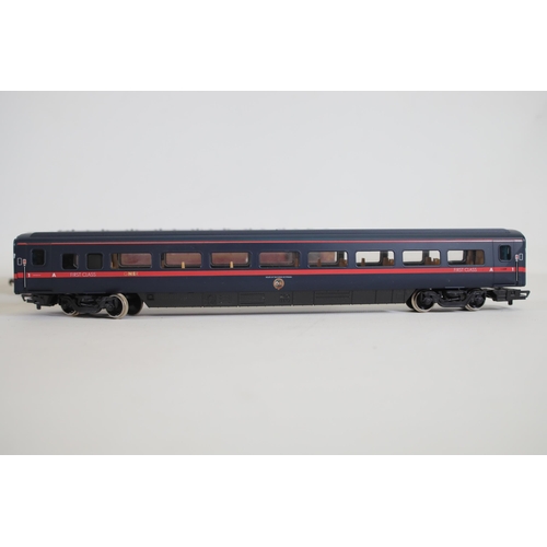 246 - 6 OO gauge carriages by Hornby and lima royal mail and first class GNER. 4 carriages are made by Hor... 