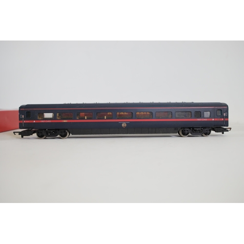 246 - 6 OO gauge carriages by Hornby and lima royal mail and first class GNER. 4 carriages are made by Hor... 