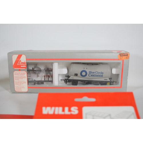 254 - Nice selection of OO gauge accessories Hornby and wills extra bits. 3 boxed wills oo scenic series m... 