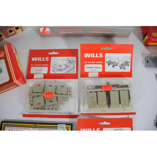 254 - Nice selection of OO gauge accessories Hornby and wills extra bits. 3 boxed wills oo scenic series m... 