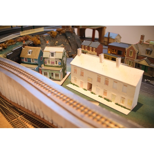 256 - Very large train enthusiasts OO Gauge and N Gauge display layout.