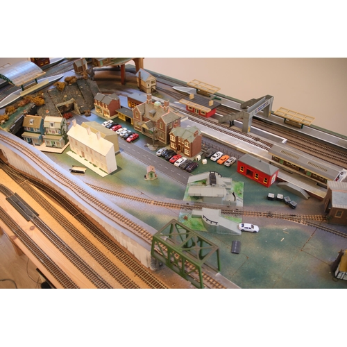 256 - Very large train enthusiasts OO Gauge and N Gauge display layout.