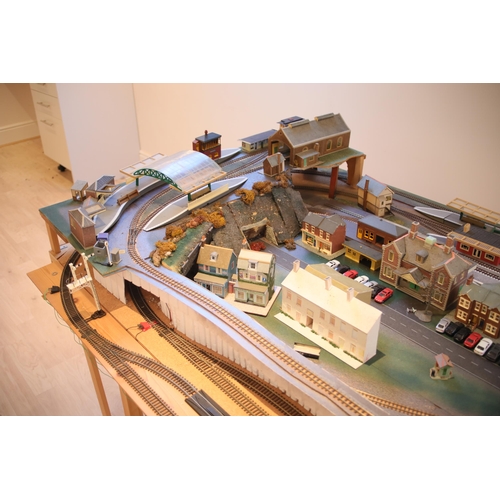 256 - Very large train enthusiasts OO Gauge and N Gauge display layout.