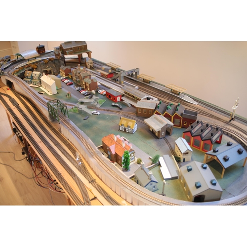 256 - Very large train enthusiasts OO Gauge and N Gauge display layout.