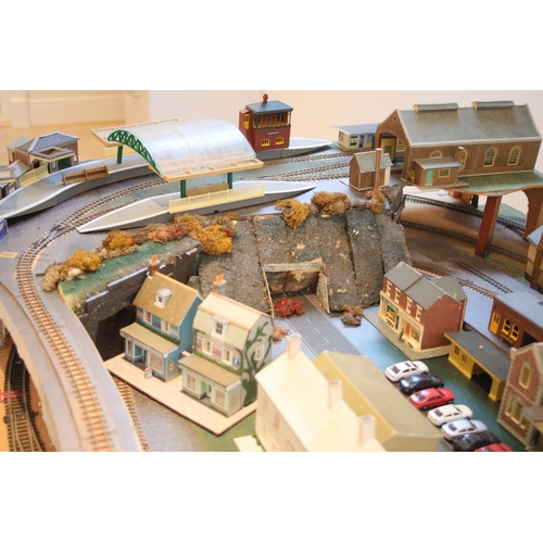 256 - Very large train enthusiasts OO Gauge and N Gauge display layout.