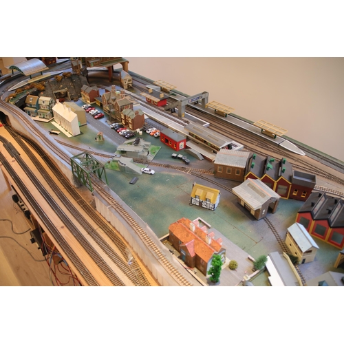 256 - Very large train enthusiasts OO Gauge and N Gauge display layout.