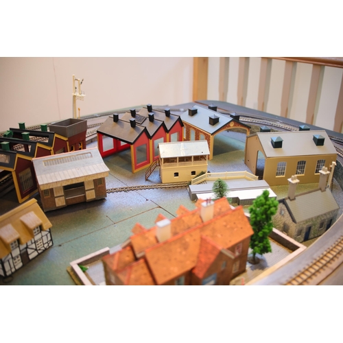 256 - Very large train enthusiasts OO Gauge and N Gauge display layout.