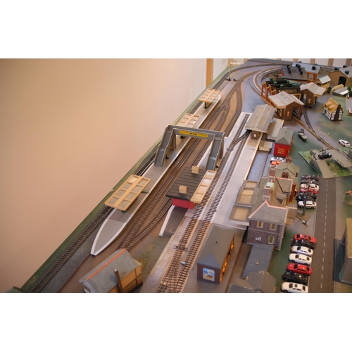 256 - Very large train enthusiasts OO Gauge and N Gauge display layout.