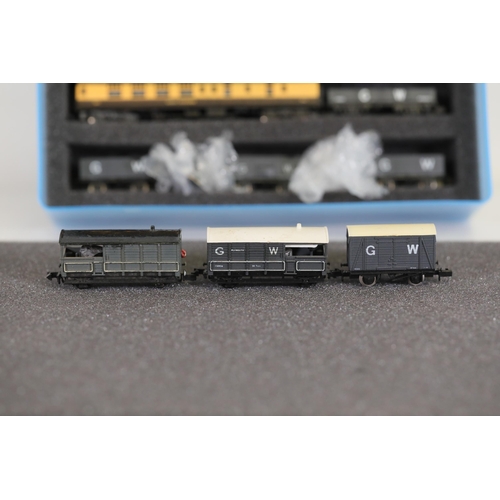 276 - N gauge coaches and goods transportation wagons in display case. 2 Lima coaches great western brown ... 