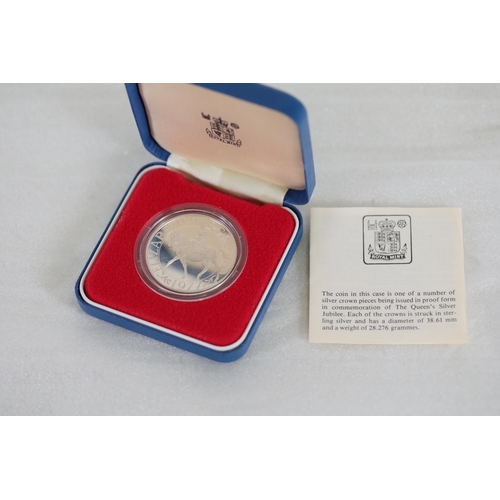 721 - Sterling Silver Coin Crown Jubilee, Queen Elizabeth the Second 1977. 38.61 mm in diameter and weight... 