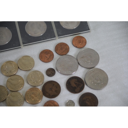 722 - Various English Coinage Five Pound £5 and £2 Pound Coins with others