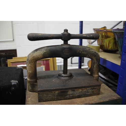 729 - Antique Nippin Press