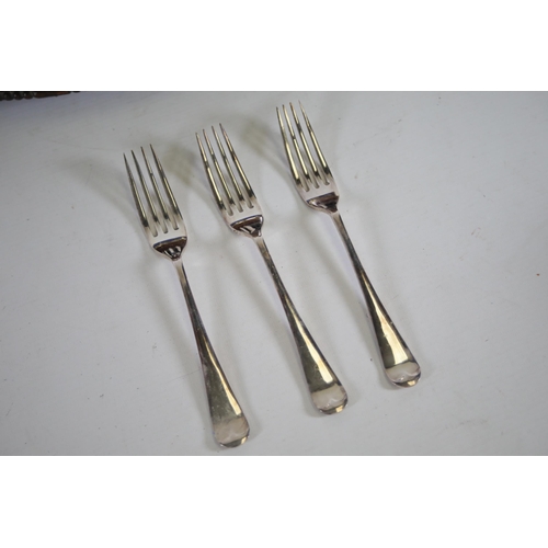 732 - Large Complete Canteen of Cutlery Set De Luxe Sheffield. All Epns and A1 plated and the knifes are f... 