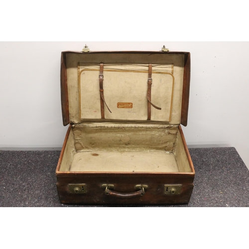 111 - Vintage Leather Suitcase - Winsale and Sons Bristol

This is a vintage leather suitcase made by Wins... 