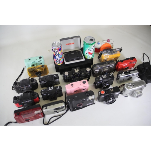 12 - Job Lot of Compact Cameras (22 Total) - Various Models and Makers

This job lot includes 22 compact ... 