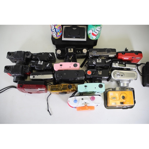 12 - Job Lot of Compact Cameras (22 Total) - Various Models and Makers

This job lot includes 22 compact ... 