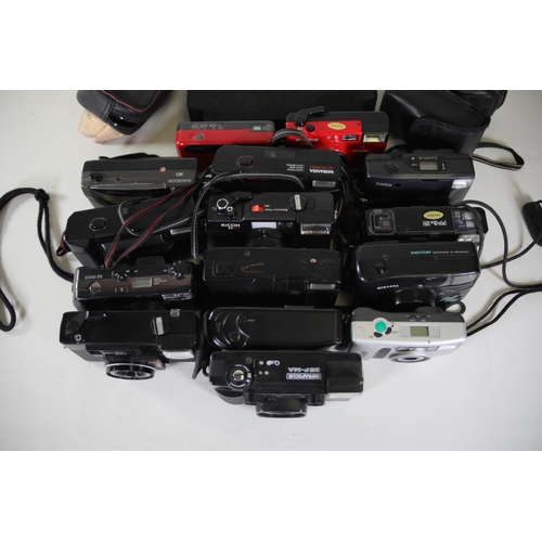 16 - 15 Compact Cameras - Konica, Miranda, Ricoh

- Job lot of 15 compact cameras from various makers inc... 