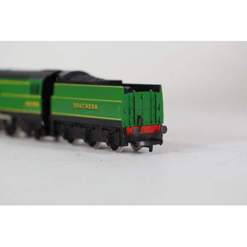 62 - Hornby Golden Arrow Fighter Pilot Locomotive and 3 Carriages - R.866 SR 4-6-2 Loco Fighter Pilot, R.... 