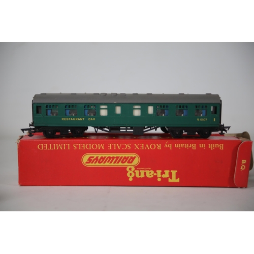 62 - Hornby Golden Arrow Fighter Pilot Locomotive and 3 Carriages - R.866 SR 4-6-2 Loco Fighter Pilot, R.... 