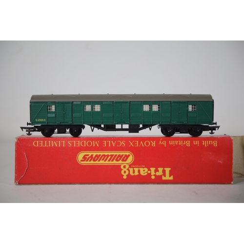 62 - Hornby Golden Arrow Fighter Pilot Locomotive and 3 Carriages - R.866 SR 4-6-2 Loco Fighter Pilot, R.... 