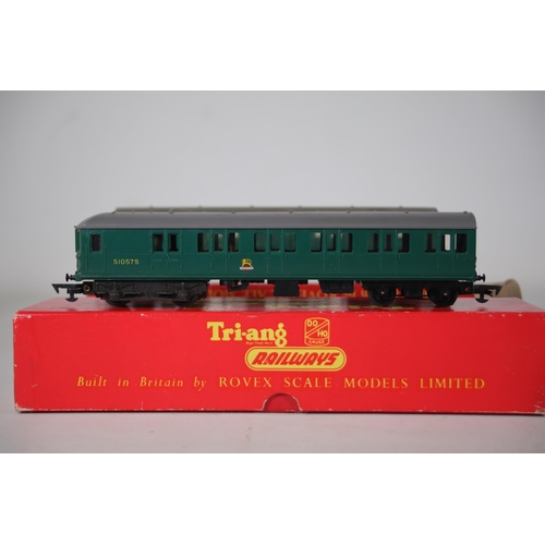 62 - Hornby Golden Arrow Fighter Pilot Locomotive and 3 Carriages - R.866 SR 4-6-2 Loco Fighter Pilot, R.... 