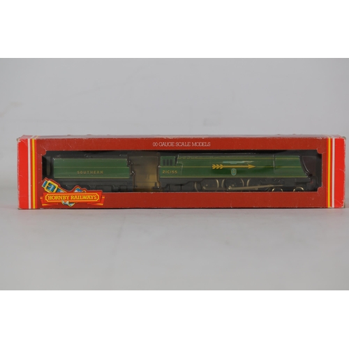 62 - Hornby Golden Arrow Fighter Pilot Locomotive and 3 Carriages - R.866 SR 4-6-2 Loco Fighter Pilot, R.... 