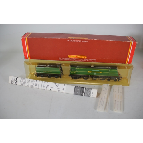 62 - Hornby Golden Arrow Fighter Pilot Locomotive and 3 Carriages - R.866 SR 4-6-2 Loco Fighter Pilot, R.... 