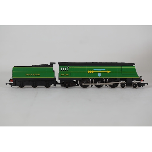 62 - Hornby Golden Arrow Fighter Pilot Locomotive and 3 Carriages - R.866 SR 4-6-2 Loco Fighter Pilot, R.... 