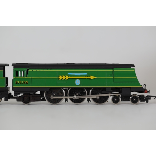 62 - Hornby Golden Arrow Fighter Pilot Locomotive and 3 Carriages - R.866 SR 4-6-2 Loco Fighter Pilot, R.... 