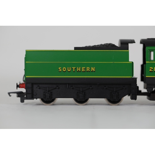 62 - Hornby Golden Arrow Fighter Pilot Locomotive and 3 Carriages - R.866 SR 4-6-2 Loco Fighter Pilot, R.... 