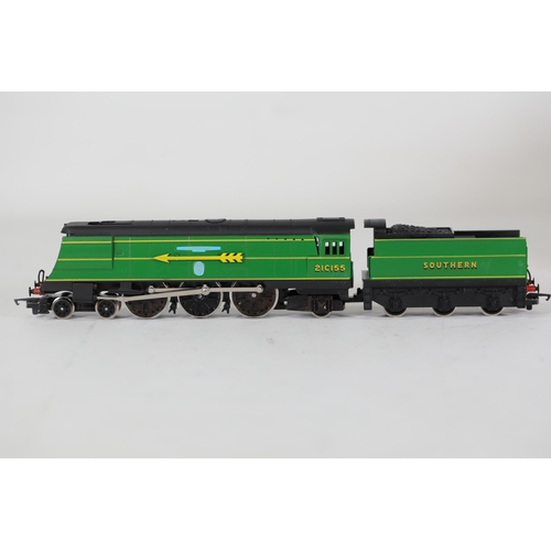 62 - Hornby Golden Arrow Fighter Pilot Locomotive and 3 Carriages - R.866 SR 4-6-2 Loco Fighter Pilot, R.... 