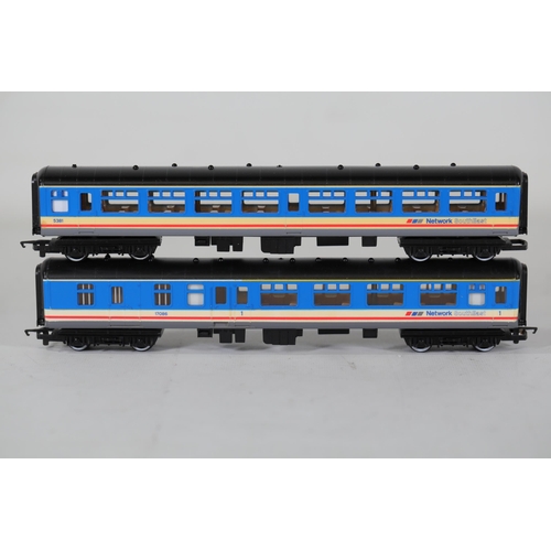 64 - 2 Hornby Network Southeast Locomotives and 2 Carriages: R.444 BR Mk.2 Brake Coach Network Southeast,... 