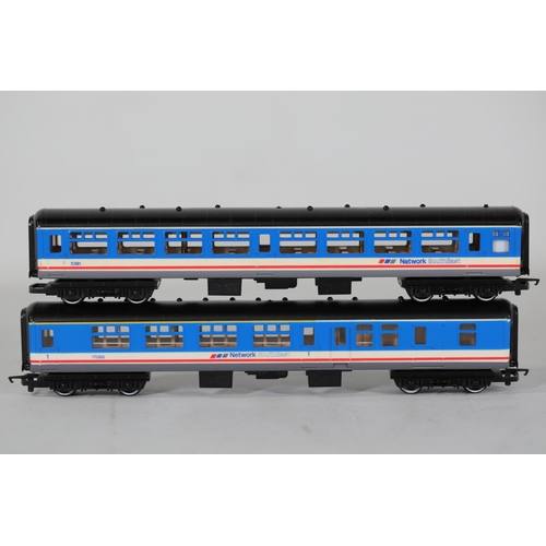 64 - 2 Hornby Network Southeast Locomotives and 2 Carriages: R.444 BR Mk.2 Brake Coach Network Southeast,... 