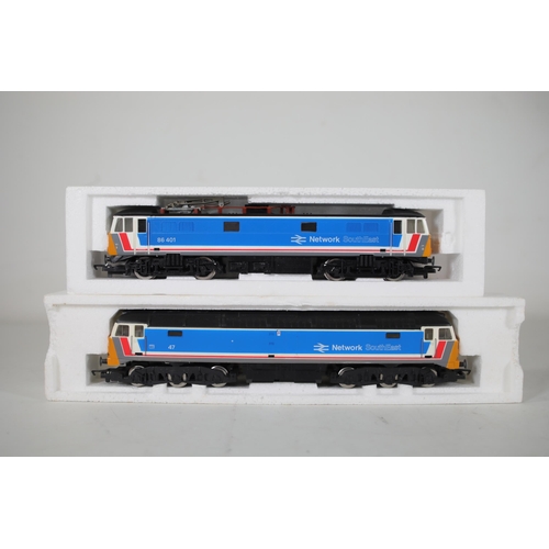 64 - 2 Hornby Network Southeast Locomotives and 2 Carriages: R.444 BR Mk.2 Brake Coach Network Southeast,... 