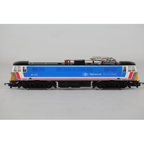 64 - 2 Hornby Network Southeast Locomotives and 2 Carriages: R.444 BR Mk.2 Brake Coach Network Southeast,... 