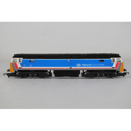 64 - 2 Hornby Network Southeast Locomotives and 2 Carriages: R.444 BR Mk.2 Brake Coach Network Southeast,... 